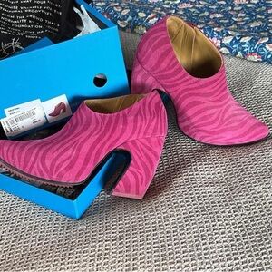 Fluevog fast cars, asymmetrical pump , size 6 but fits me a size7 usually